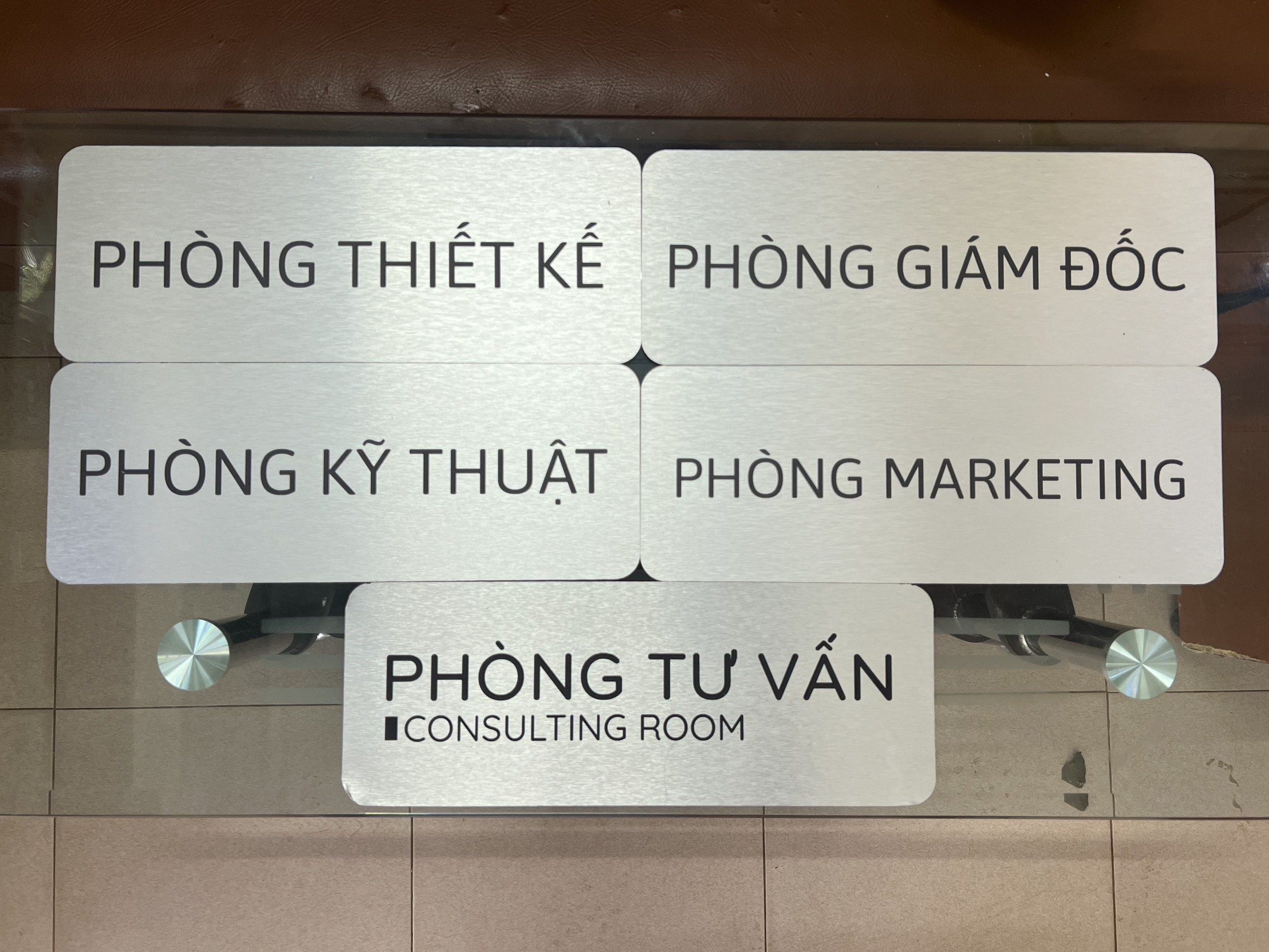 Thiết kế lắp đặt bảng biển phòng ban BMT mẫu mã sang trọng