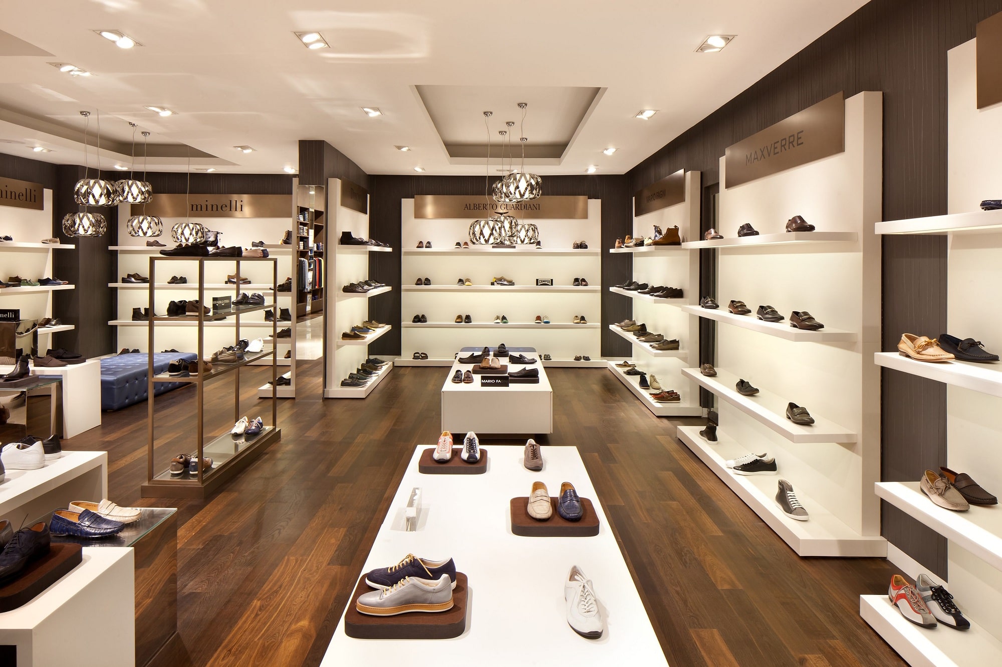 Mẫu thiết kế thi công nội thất showroom BMT chuyên nghiệp