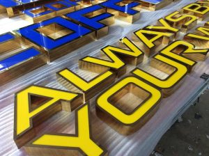 Thi Công Chữ Nổi Mica Viền Inox